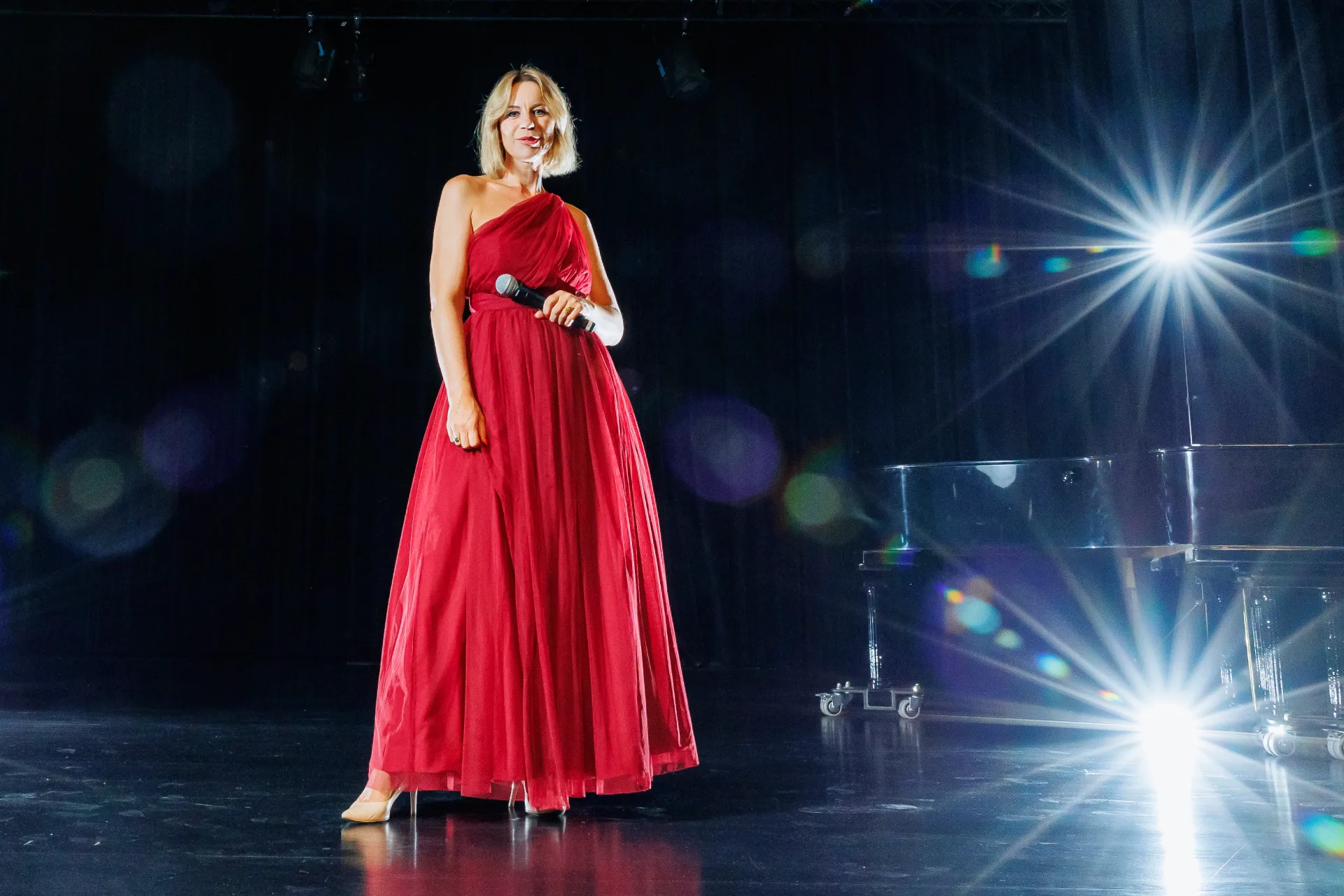 kobieta w pokoju konferencyjnym